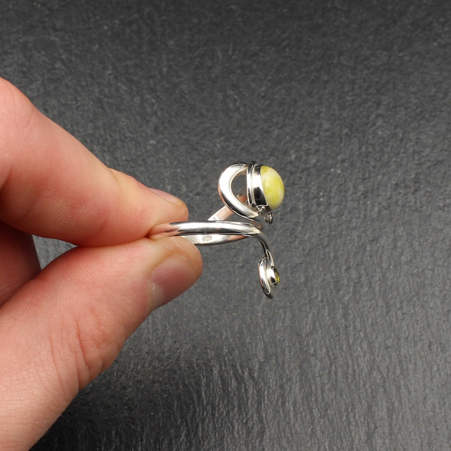 Keltischer Wirbel Ring Highland Marmor mit Peridot 