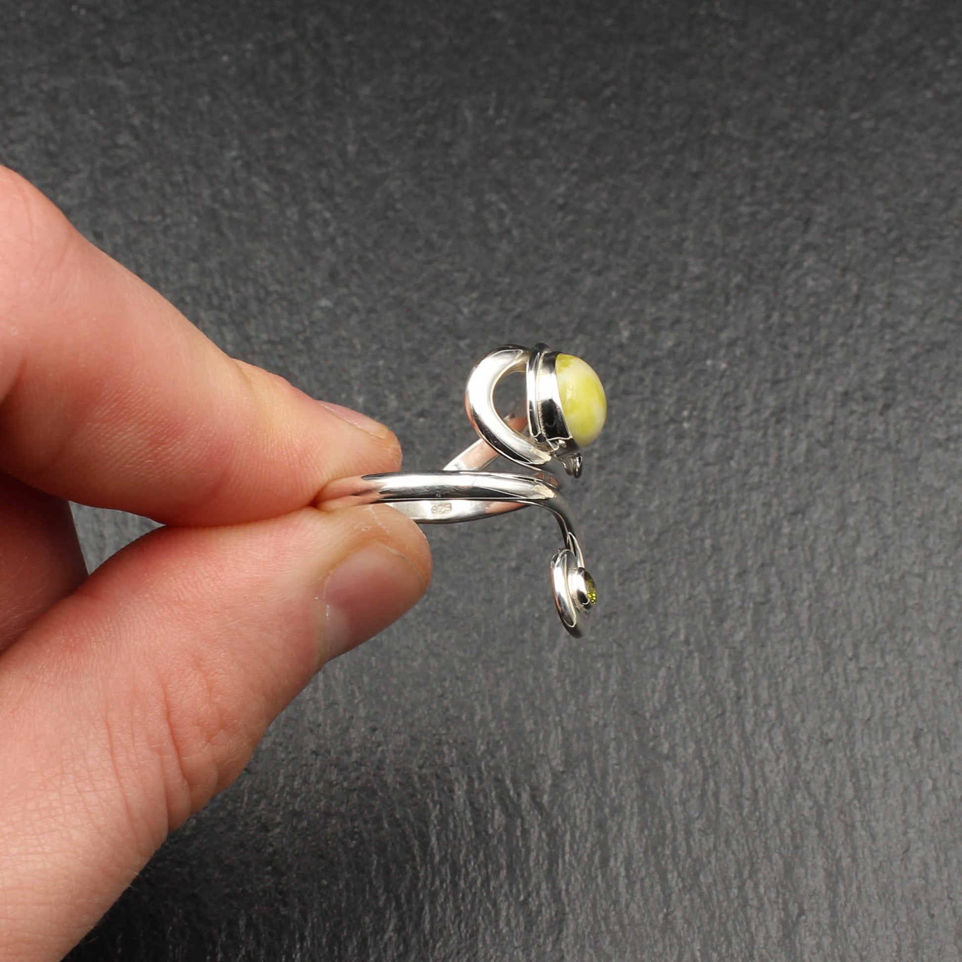 Keltischer Wirbel Ring Highland Marmor mit Peridot 