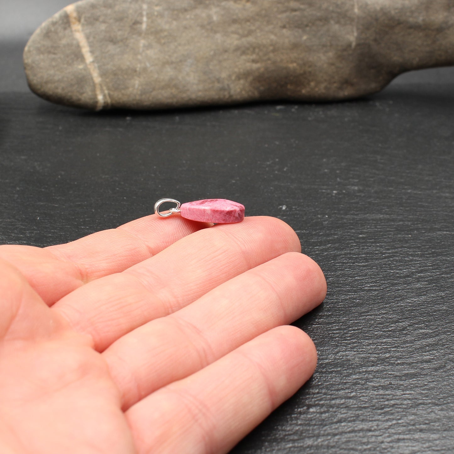 Norwegischer Thulit Anhänger - Handarbeit