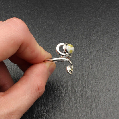 Schottischer Iona Marmor Keltischer Wirbel Ring mit Peridot