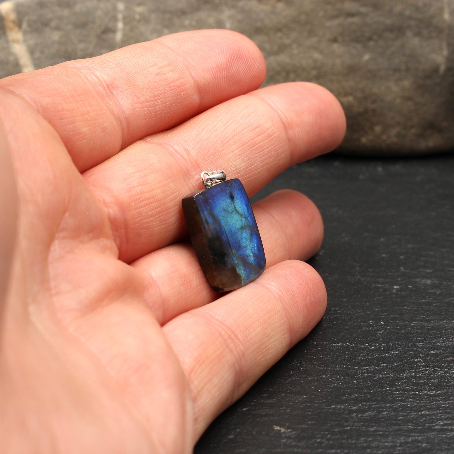 Finnischer Spektrolith Edelstein Anhänger - Handarbeit aus Deutschland