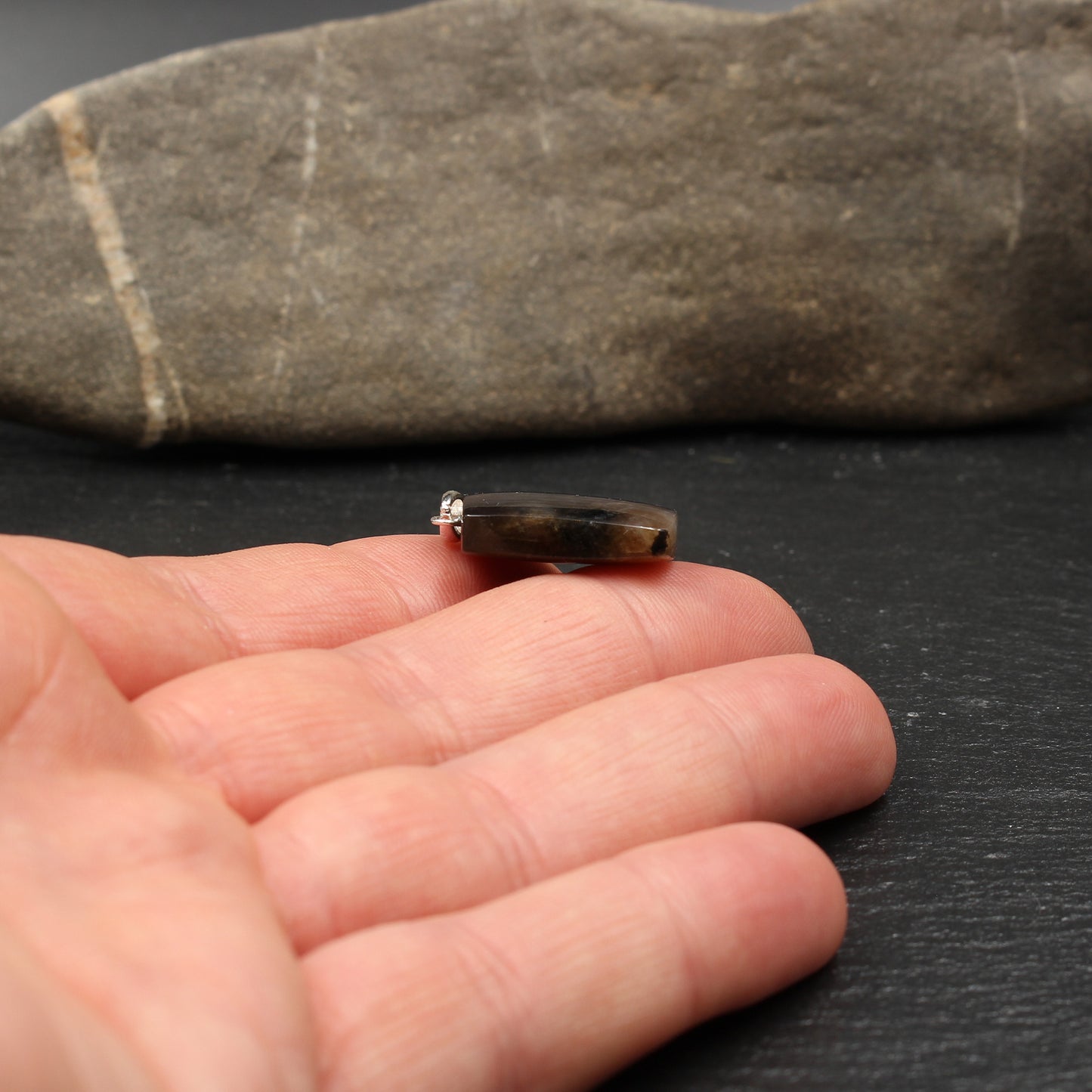 Finnischer Spektrolith Edelstein Anhänger - Handarbeit aus Deutschland