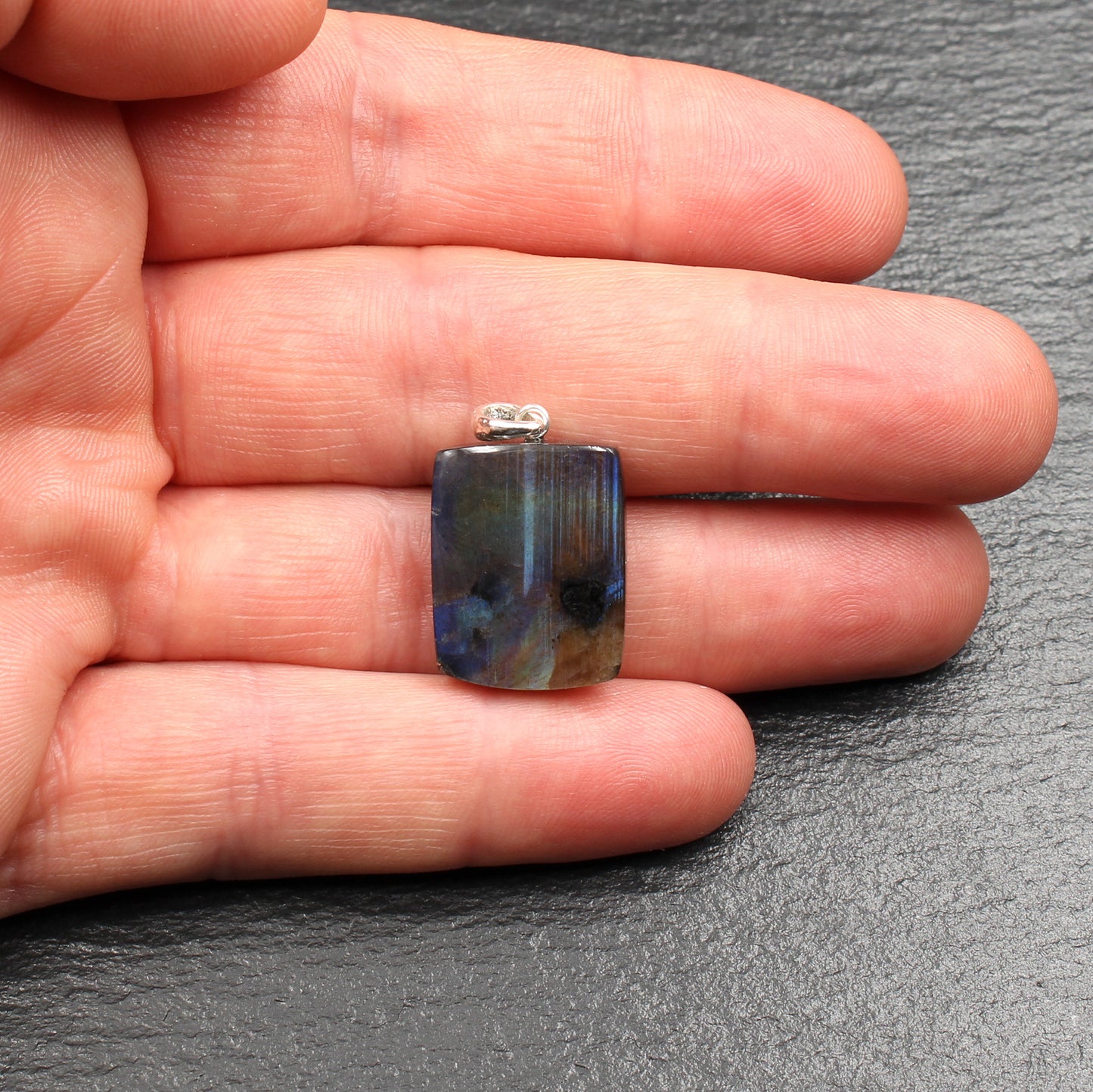 Finnischer Spektrolith Edelstein Anhänger - Handarbeit aus Deutschland