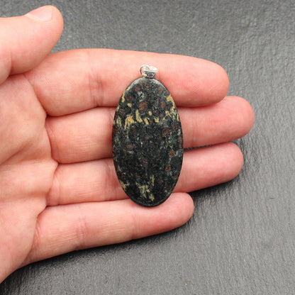 Granatamphibolit Anhänger - Oval
