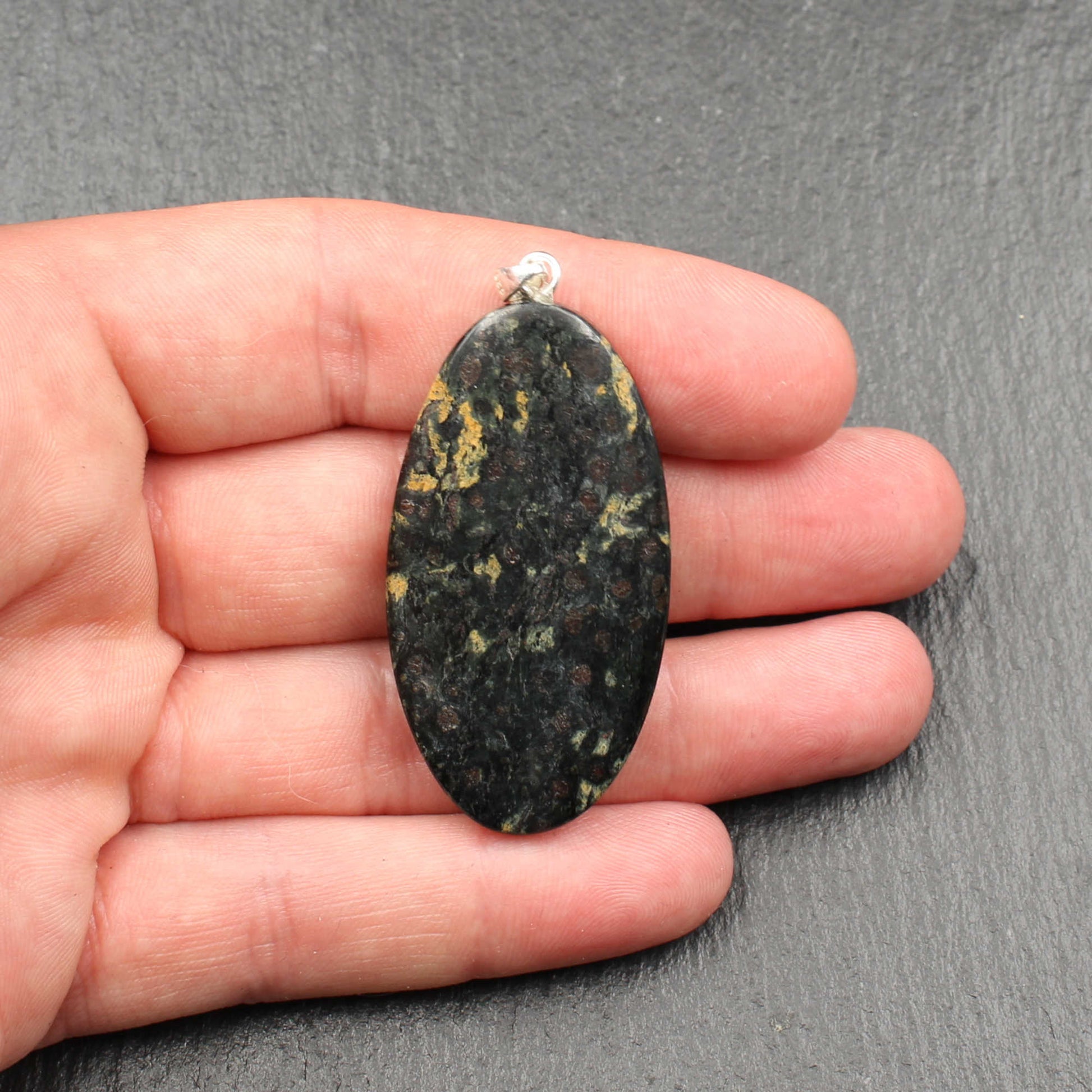 Granatamphibolit Anhänger - Oval