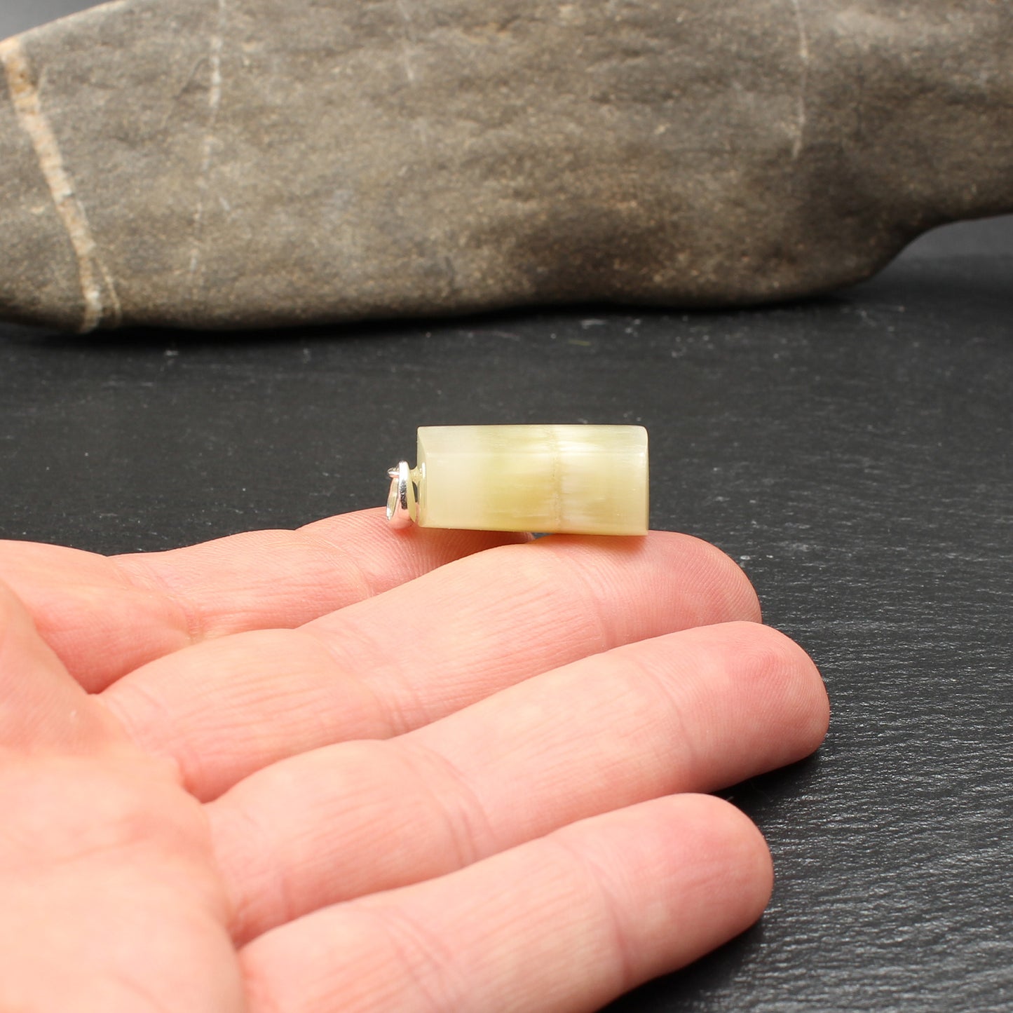 Ostseejade (Faserkalk) Anhänger - Handarbeit