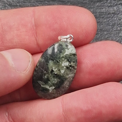 Grüner Serpentinit Anhänger - Handarbeit