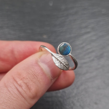 Finnischer Spektrolith Sterlingsilber Blattring (Größenverstellbar)