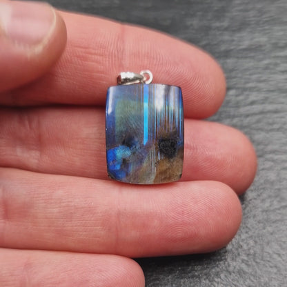 Finnischer Spektrolith Edelstein Anhänger - Handarbeit aus Deutschland