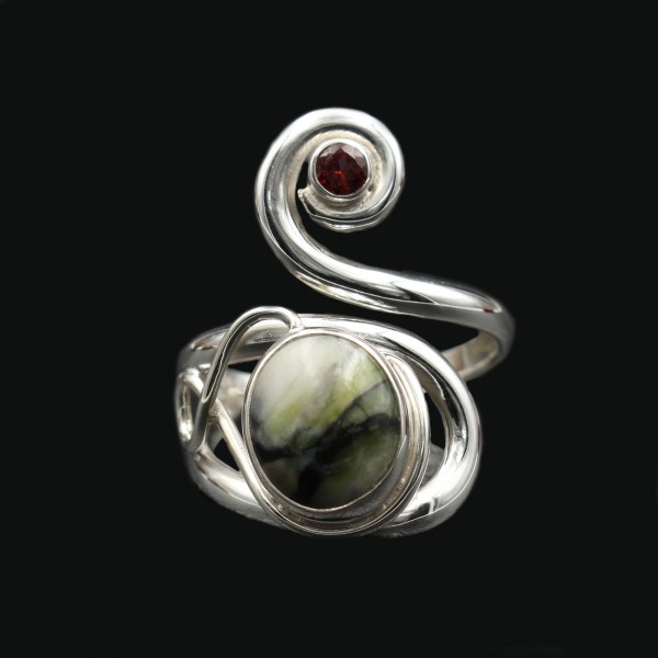 Schottischer Skye Marmor Keltischer Wirbel Ring mit Granat
